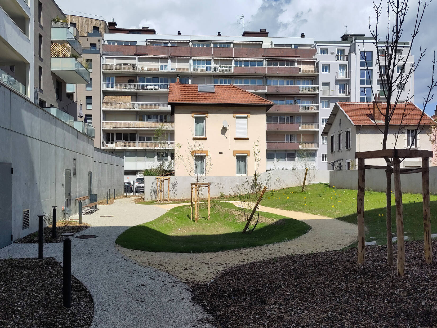 Aménagement des espaces publics et des jardins en coeur d‘îlot de l‘opération Libre-Cours