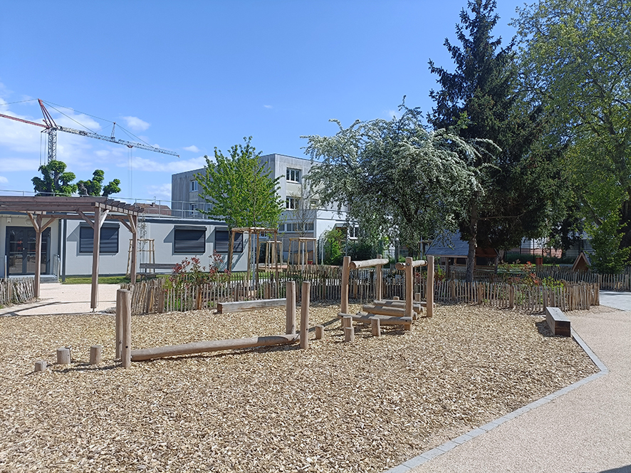 COUR DE L'ECOLE MATERNELLE LEONARD DE VINCI