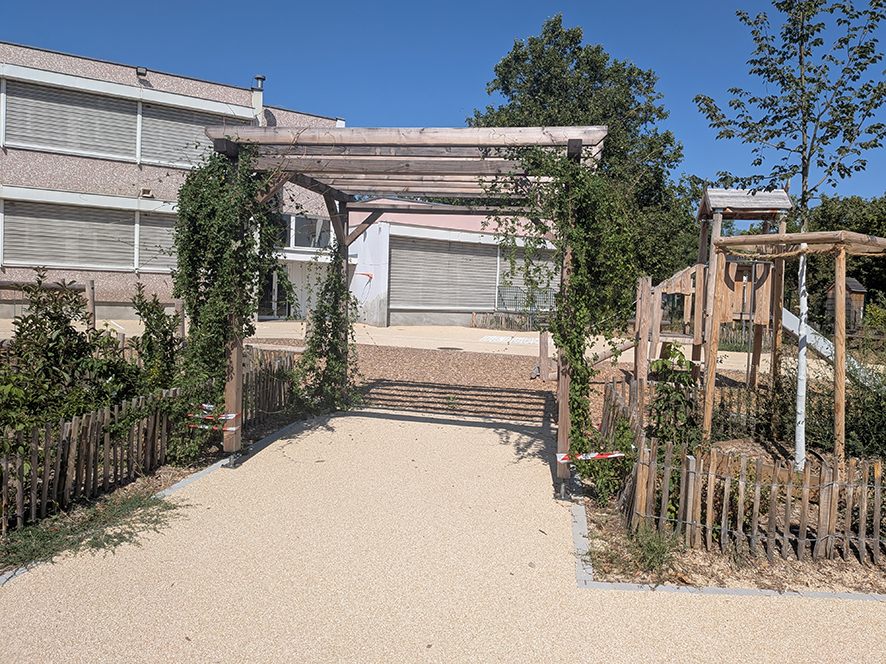 COUR DE L'ECOLE MATERNELLE LEONARD DE VINCI