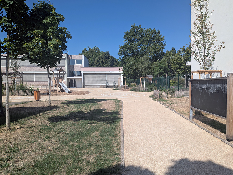 COUR DE L'ECOLE MATERNELLE LEONARD DE VINCI