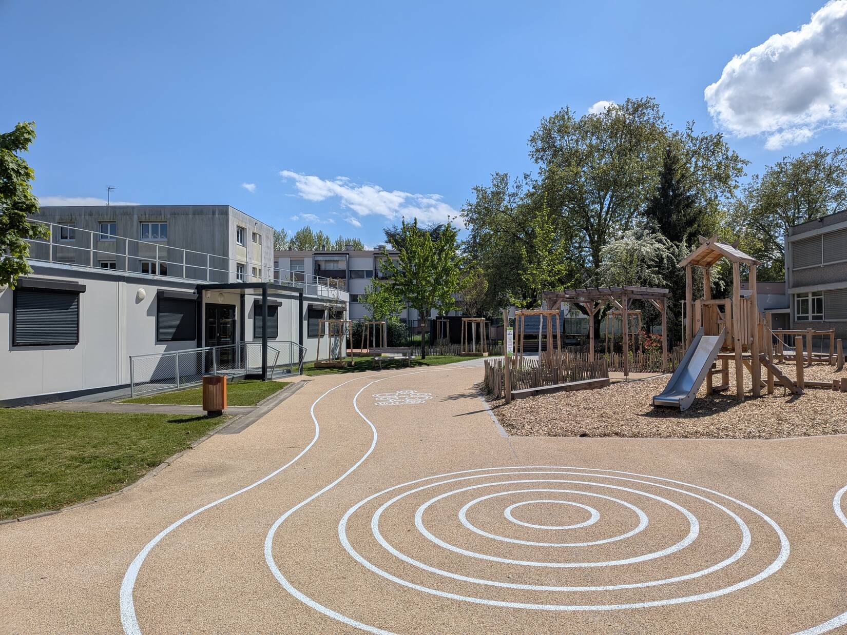 COUR DE L'ECOLE MATERNELLE LEONARD DE VINCI