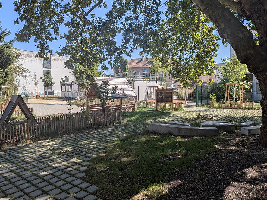 COUR DE L'ECOLE MATERNELLE LEONARD DE VINCI