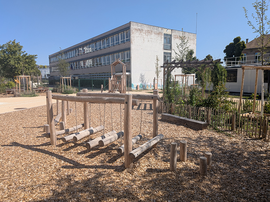 COUR DE L'ECOLE MATERNELLE LEONARD DE VINCI