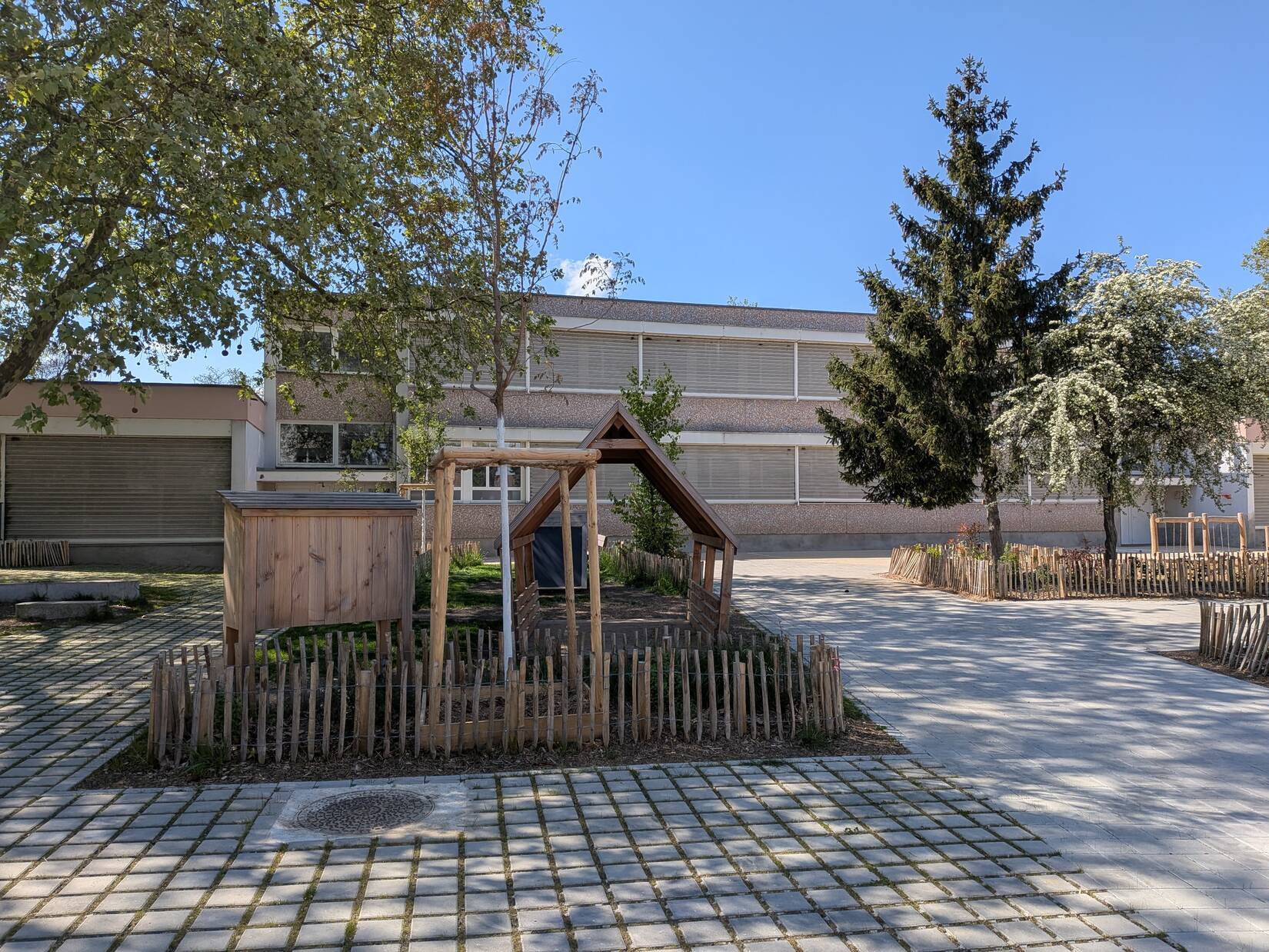 COUR DE L'ECOLE MATERNELLE LEONARD DE VINCI