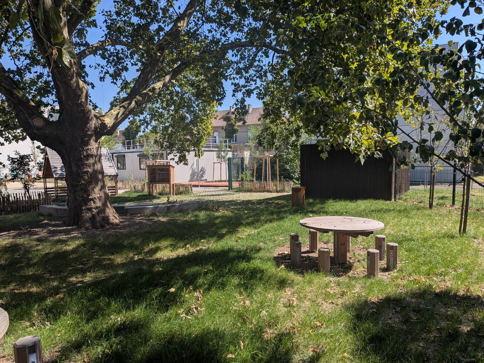 COUR DE L'ECOLE MATERNELLE LEONARD DE VINCI