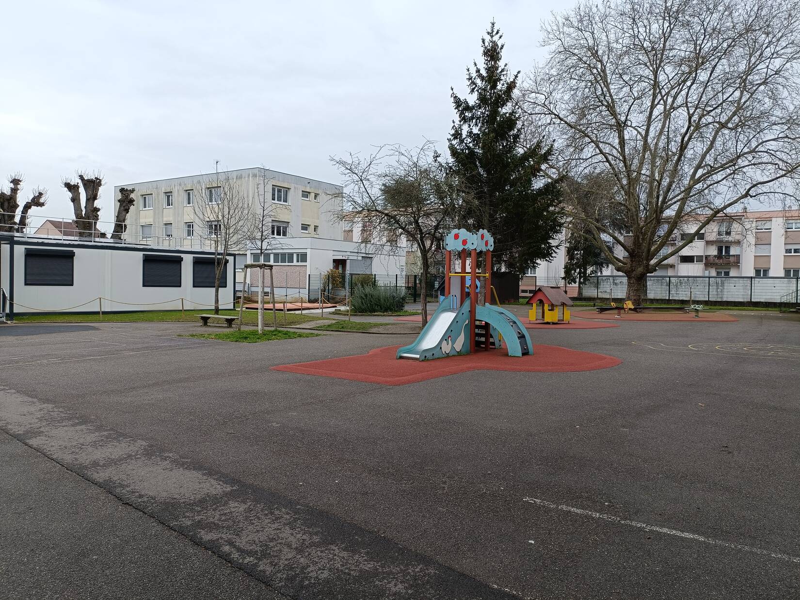 Cour école maternelle léonard de Vinci