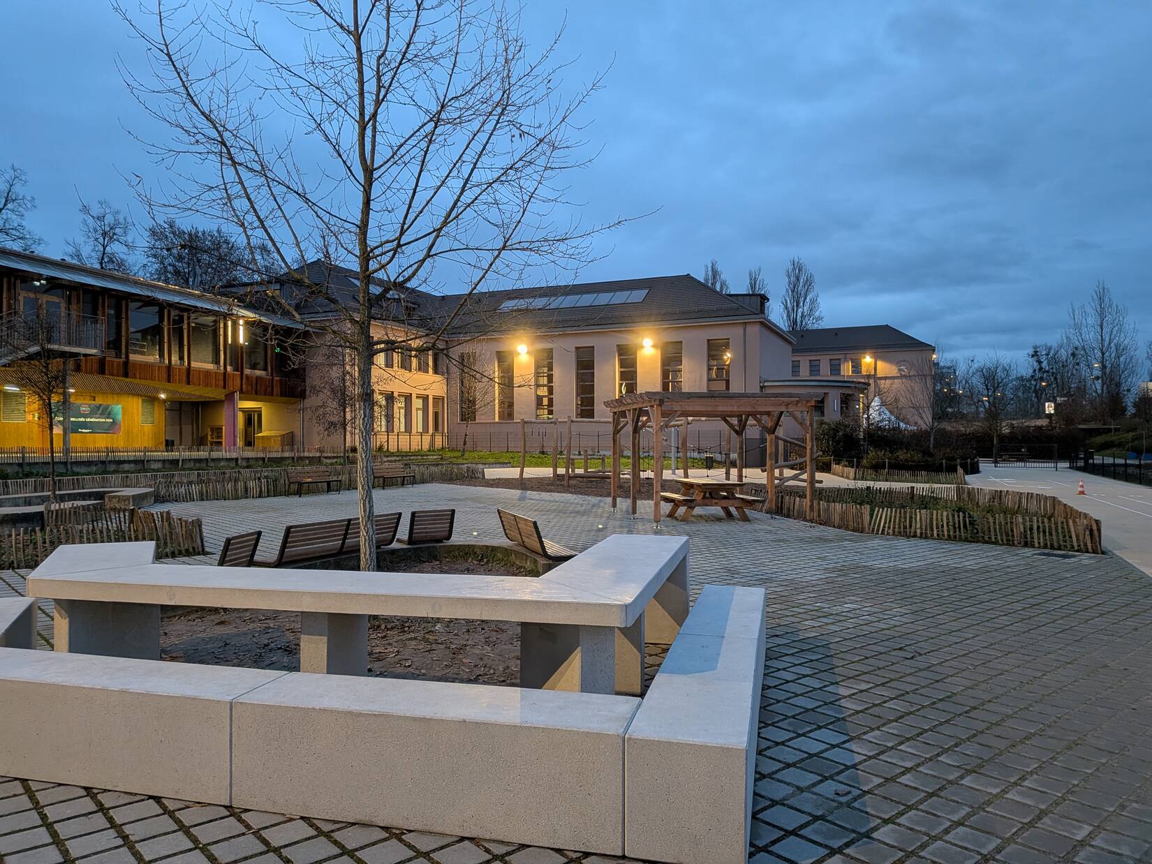 Cour groupe scolaire Rhin