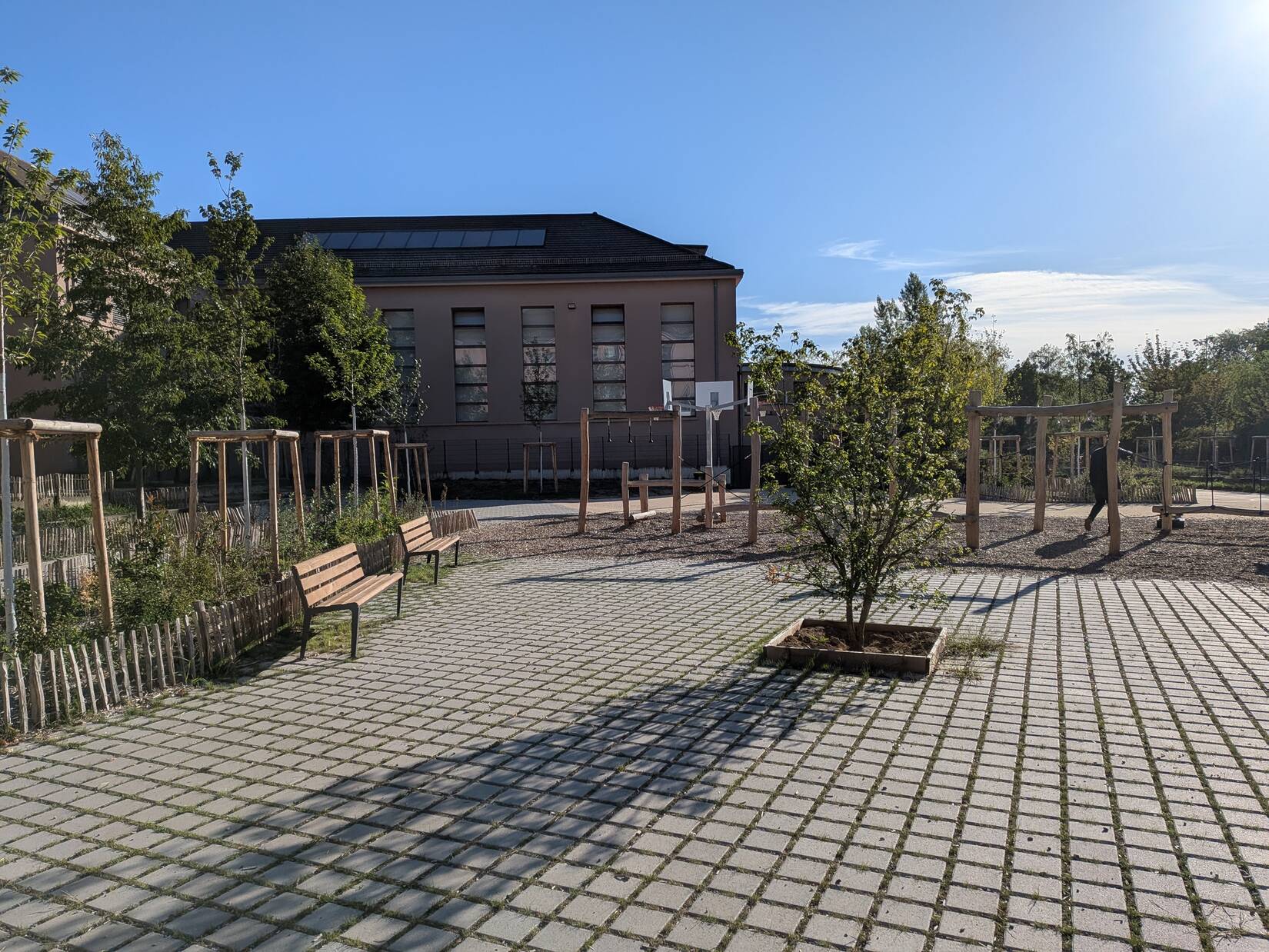 Cour groupe scolaire Rhin