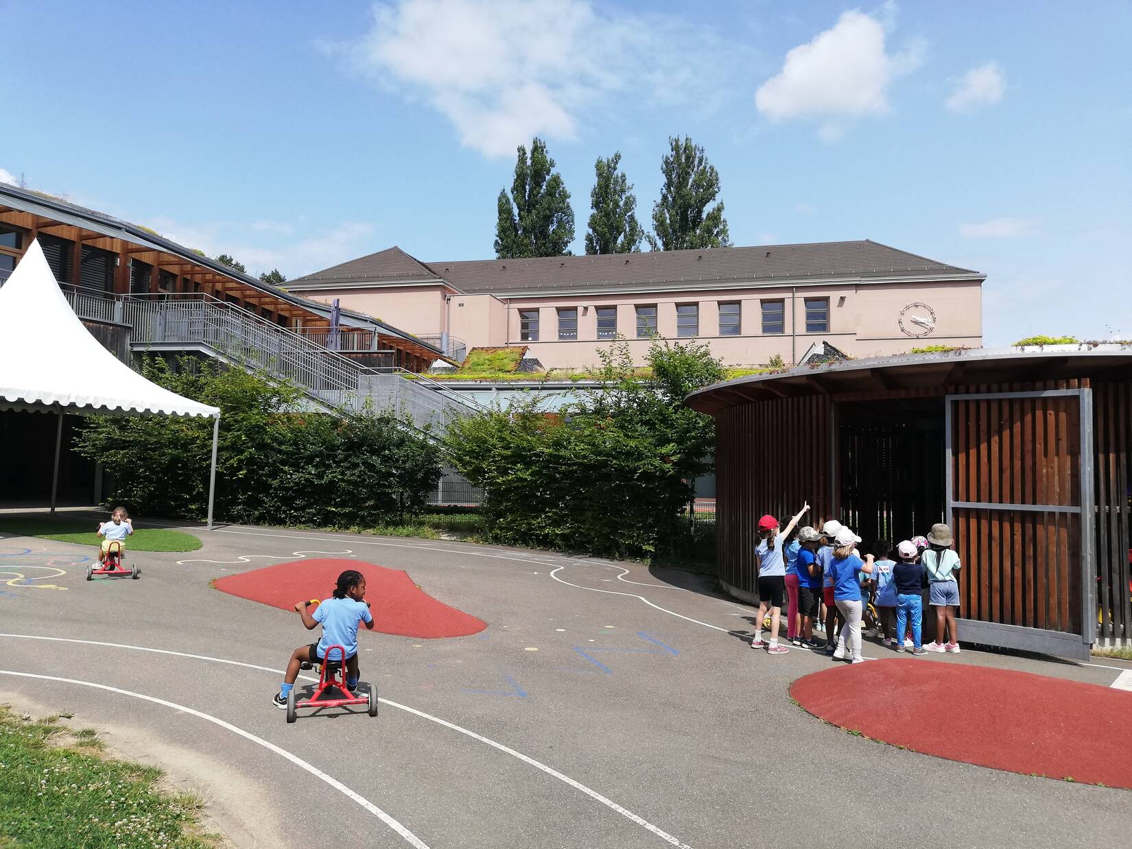 Cour groupe scolaire Rhin