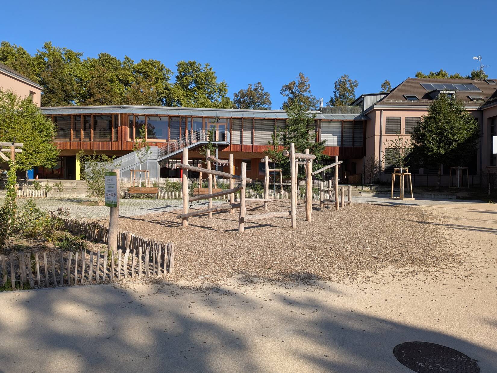 Cour groupe scolaire Rhin