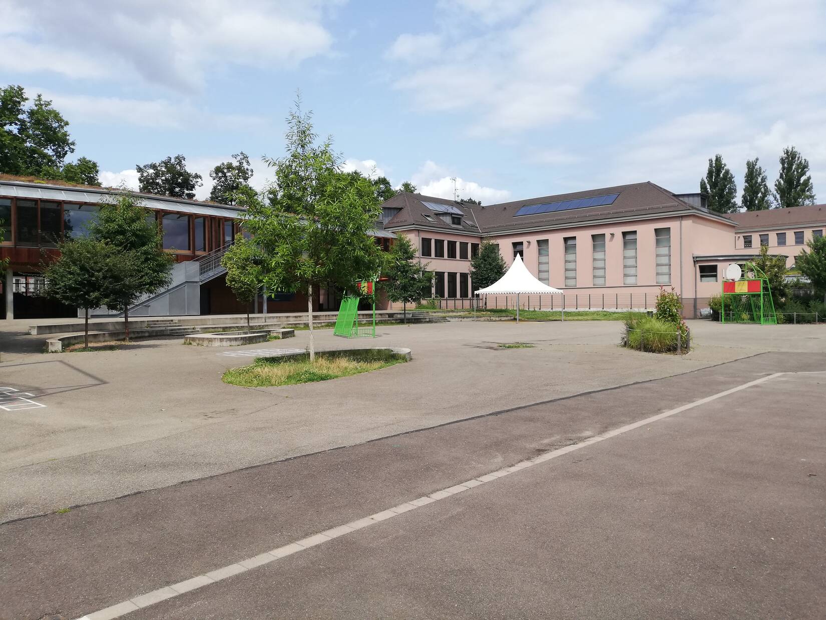 Cour groupe scolaire Rhin