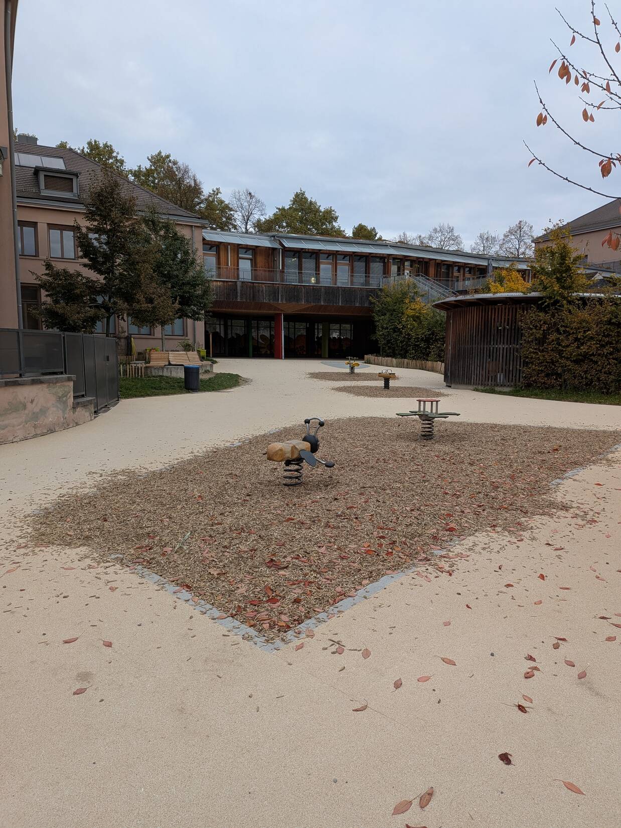 Cour groupe scolaire Rhin