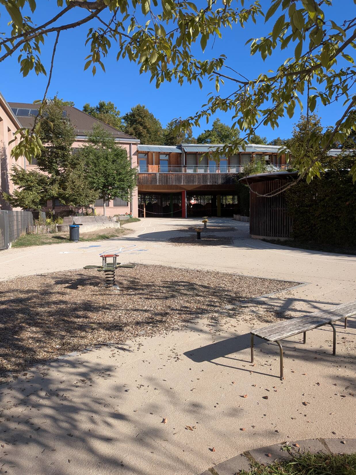 Cour groupe scolaire Rhin